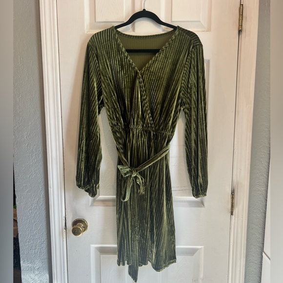 Green Velvet midi longsleeve dress - Picture 1 of 3